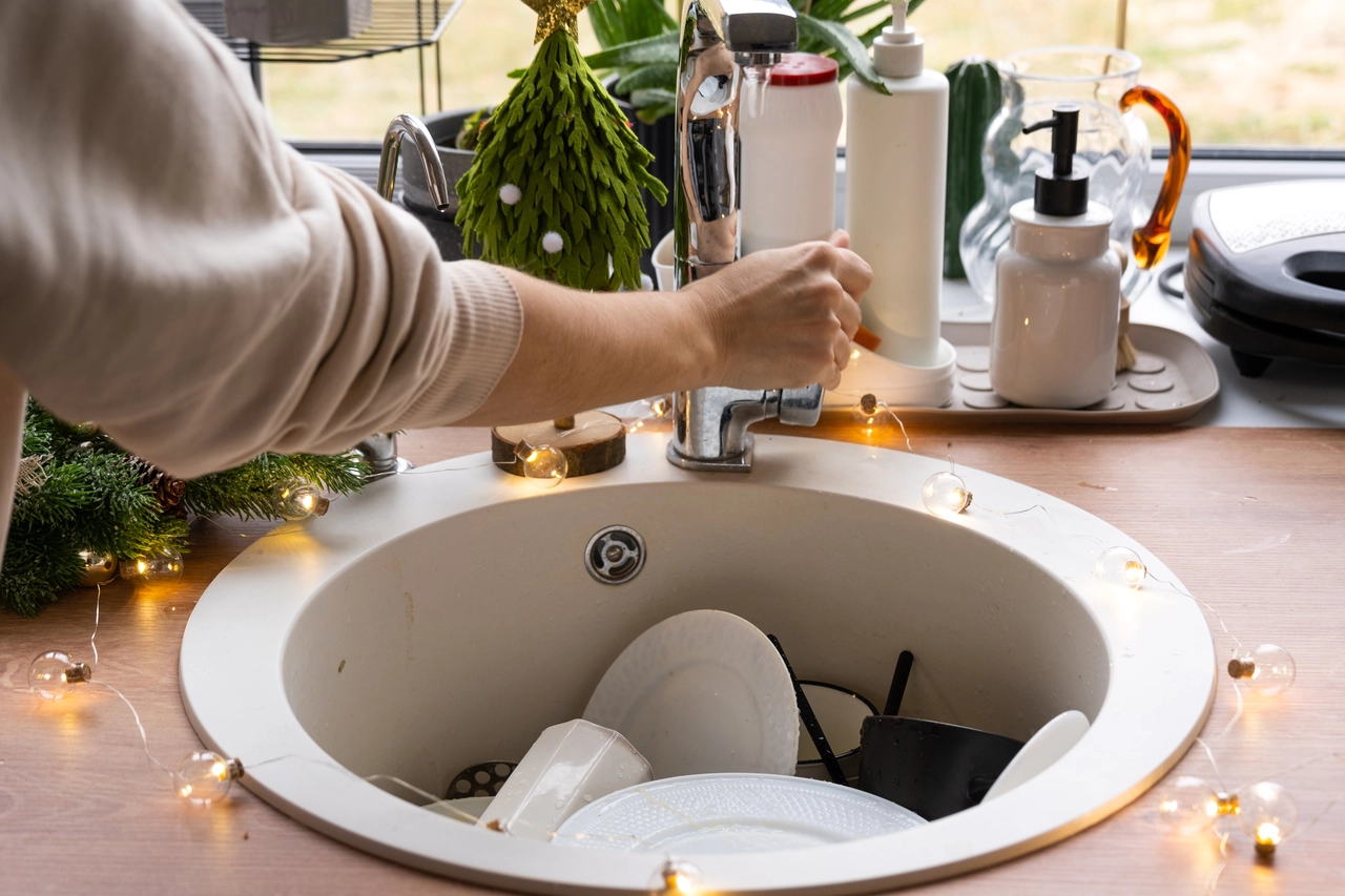 Come si fa a organizzare lo spazio sotto il lavello della cucina? La soluzione per il caos