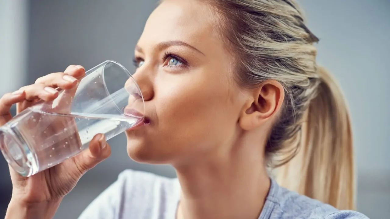 Quanta acqua è troppa? Il limite da non superare per restare in forma