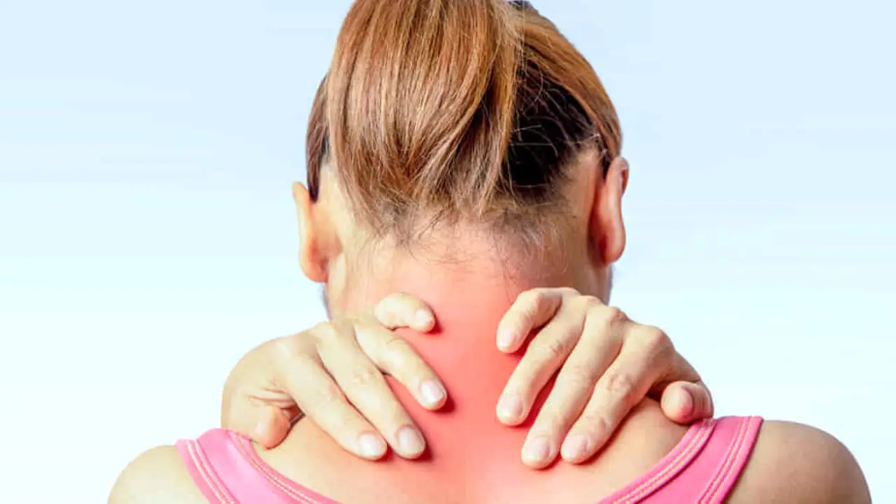 Perché il collo fa male davanti al pc? L’errore posturale che ti rovina