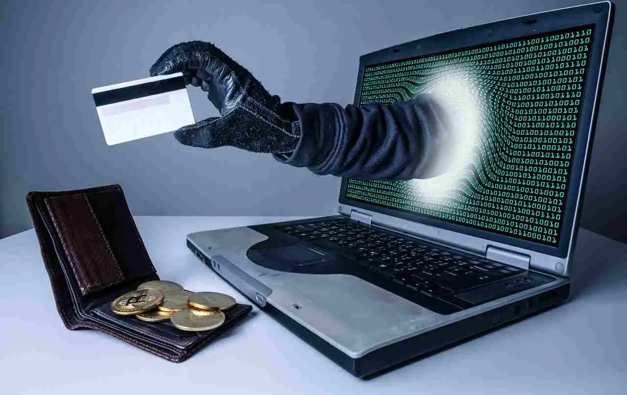 Blocca subito la tua carta se vedi movimenti sospetti: ecco il numero antifrode da chiamare