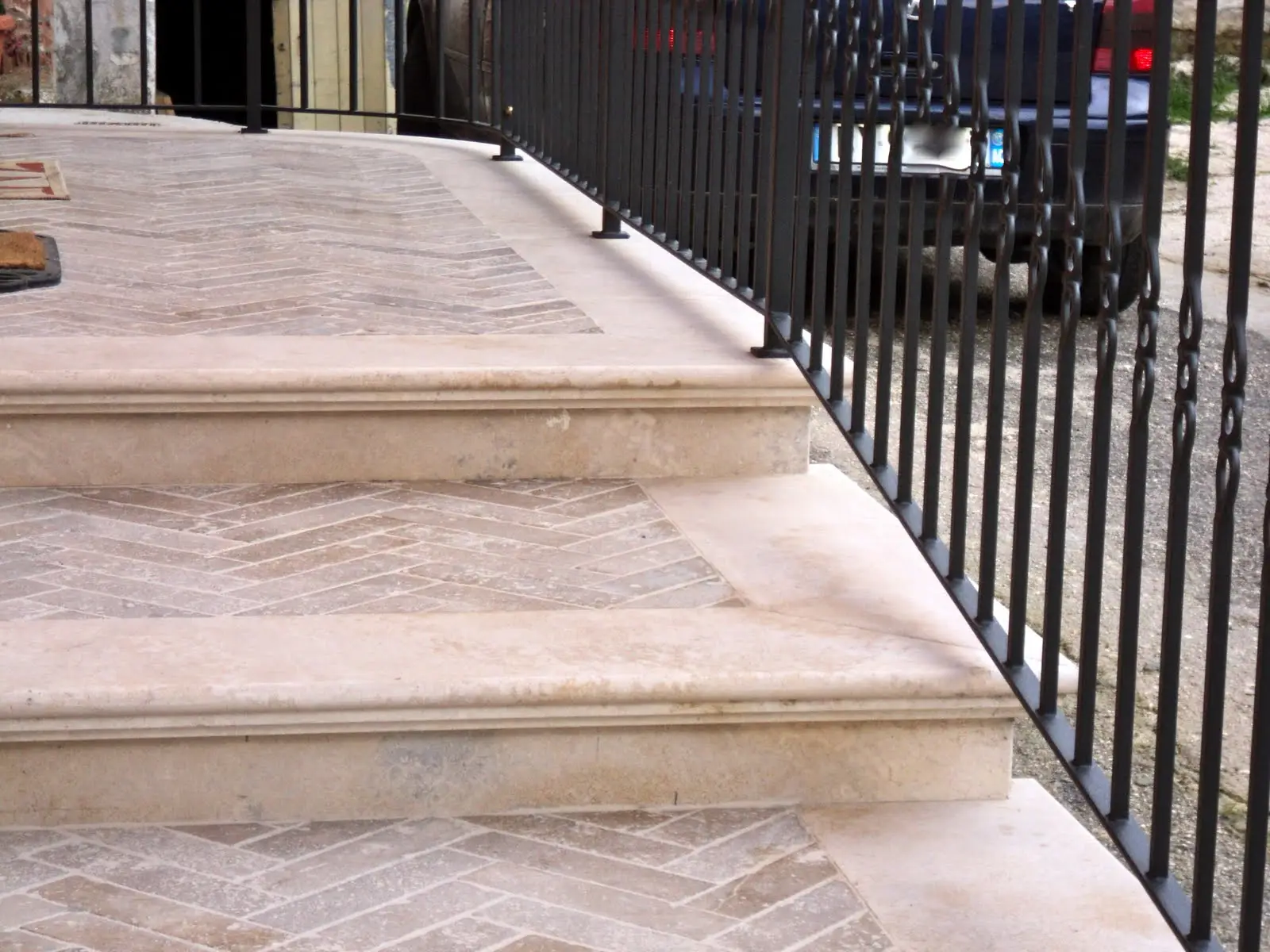 La pietra del balcone è sporca e macchiata? Ecco il trucco per pulirla senza rovinarla