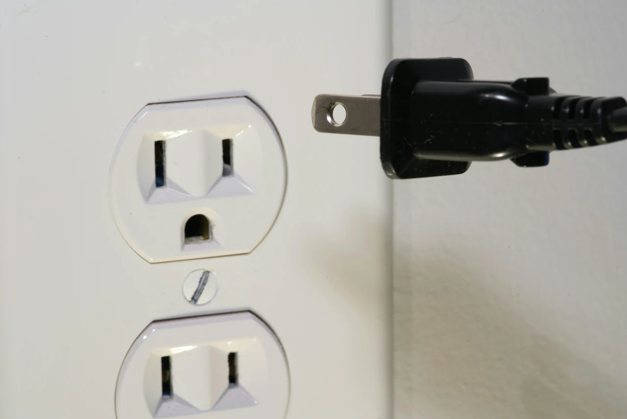 La presa elettrica non funziona o scintilla? Ecco come ripararla subito in sicurezza