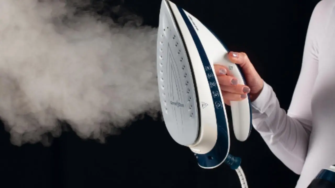 Stirare con il vapore verticale: funziona davvero o è solo una perdita di tempo?