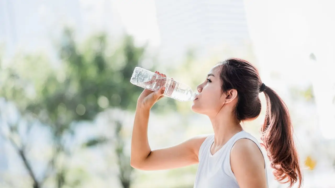 Bere troppa acqua: il rischio che nessuno ti dice