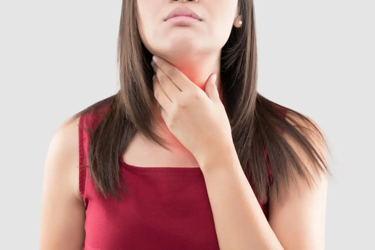 Mal di gola forte, cosa fare subito? Il gargarismo fai-da-te più efficace di qualsiasi spray